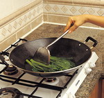 炒菜前先灼菜，或以水煮或蒸的方法来烹煮蔬菜，可减低从蔬菜摄入丙烯酰胺的分量