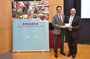 食物安全中心顧問醫生楊子橋醫生(左)致送紀念品予百佳大中華區品質及食品安全總監張思定先生(右)