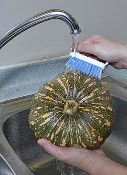圖片二:用流動的清水沖洗蔬菜和刷洗表層堅硬的果菜均是清洗農產品的有效方法