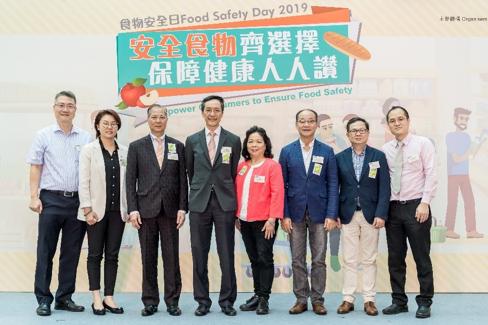 食物安全中心顧問醫生楊子橋及食物安全中心首席醫生吳志翔與參與食物業界協會代表合照