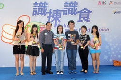 食物环境卫生署署长梁卓文先生(左图右三)及香港摄影学会会长任适先生(右图左三)颁发奖项予「安心美食•美食天堂」摄影比赛的得奖者。