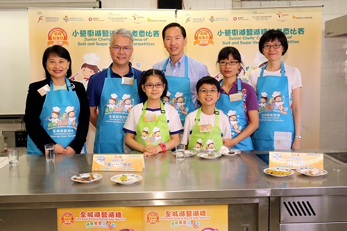 降低食物中盐和糖委员会主席陈智思与参赛的学生和家长交流减盐减糖的心得。