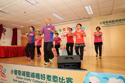 中國香港體適能總會示範「食物安全五要點健身操」。
