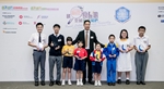 相片9：教育局總課程發展主任(全方位學習)姚鳴德先生頒發獎項最佳中文標語獎及最佳英文標語獎給各組同學。 