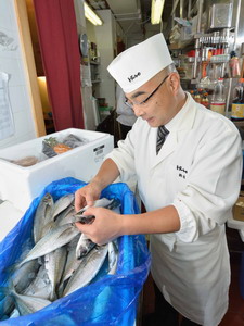 寿司广对每一批的来货都会仔细检查，确保新鲜。
