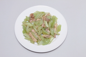 Safety Tips on Production of Stir-fried Chicken Fillet with Celery