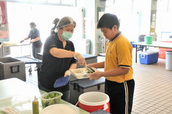 At present, lunches in most schools are provided by lunch suppliers