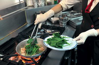 Heat olive oil and fry minced garlic until fragrant. Then add the salmon and season it to taste with proper amount of rice wine, black pepper, salt, secret recipe sauce and spinach in order