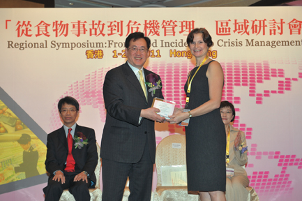 Dr York CHOW presents a souvenir to Ms Jenny BISHOP, representative of the World Health Organization
