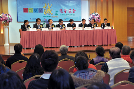 The speakers answer in detail questions raised by the participants