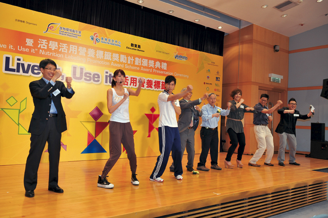 Director Mr LEUNG and the guests lead all at the venue in performing Wing Chun exercise together