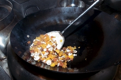 Bring the diced mushrooms (Shimeji mushrooms, yellow fungi and elm fungi etc) to a quick boil. Drain well and stir-fry them in a wok for about 3 minutes. Add a suitable amount of salt, chicken powder and oyster sauce