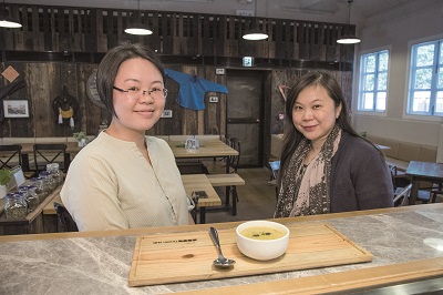 Picture of Chef Ms Connie HON Chun-yuk (left)