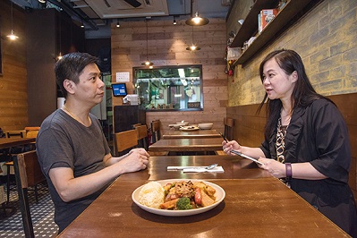 圖為廚師郭師傅（左）