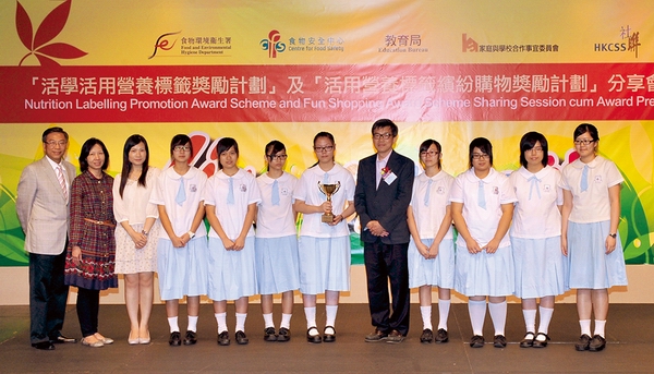 Mr SIN Tak-wah, Chief Curriculum Development Officer (Technology Education), the Curriculum Development Institute, Education Bureau, presents the Gold Prize to the award-winning school, Christian Alliance S W Chan Memorial College