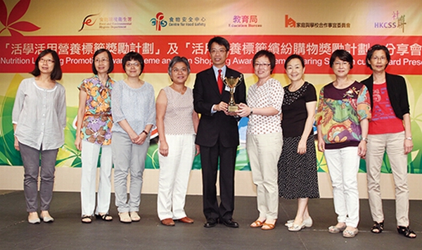 Mr Clement LEUNG, Director of Food and Environmental Hygiene, presents prizes to the winners of the 