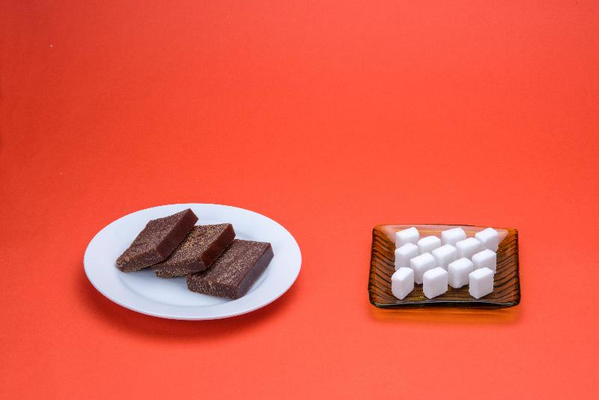 Photo shows the approximate sugar content in around 150 grams of glutinous rice cake with demerara sugar.