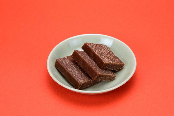 One type of glutinous rice cake with demerara sugar in the picture was found to contain more than 40 grams of sugar per 100 grams of food, i.e. the recommended daily intake limit of sugars will be exceeded upon consuming three pieces (about 150 grams) of the cake.