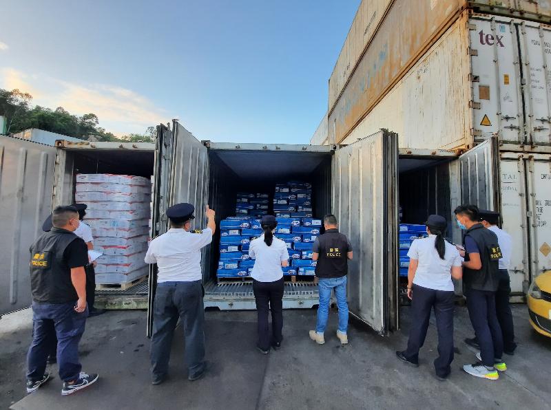 In a joint operation with the Police yesterday (October 4), the Food and Environmental Hygiene Department raided an unlicensed cold store at Upper Lung Kwu Tan, Tuen Mun, and found about 1 700 tonnes of frozen meat and offal at the premises.