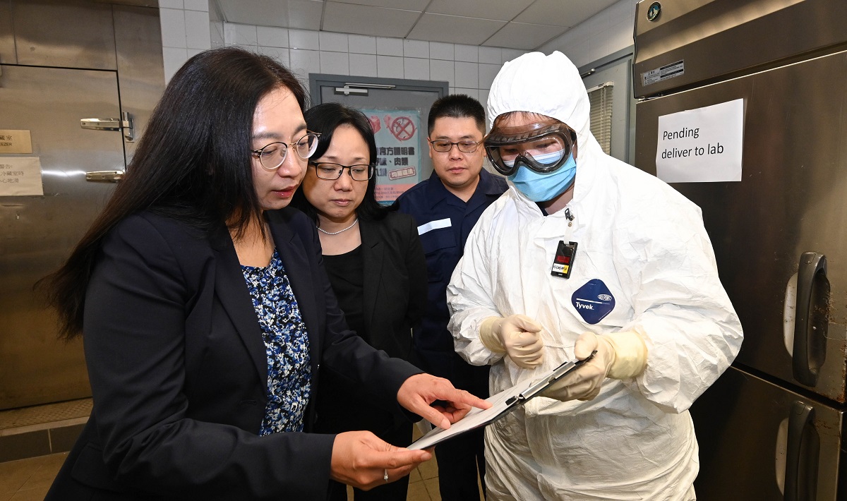特区政府自八月二十四日起禁止源自日本十个都/县的水产品进口本港,食物环境卫生署(食环署)辖下食物安全中心(食安中心)亦于进口层面做好把关工作,加强对日本进口食品的检测。食环署署长杨碧筠(左一)今日(八月二十八日)在食物安全专员黄宏医生(左二)的陪同下,分别到机场货运站及食安中心机场食物检验办事处视察日本进口水产食品的清关及检测程序。