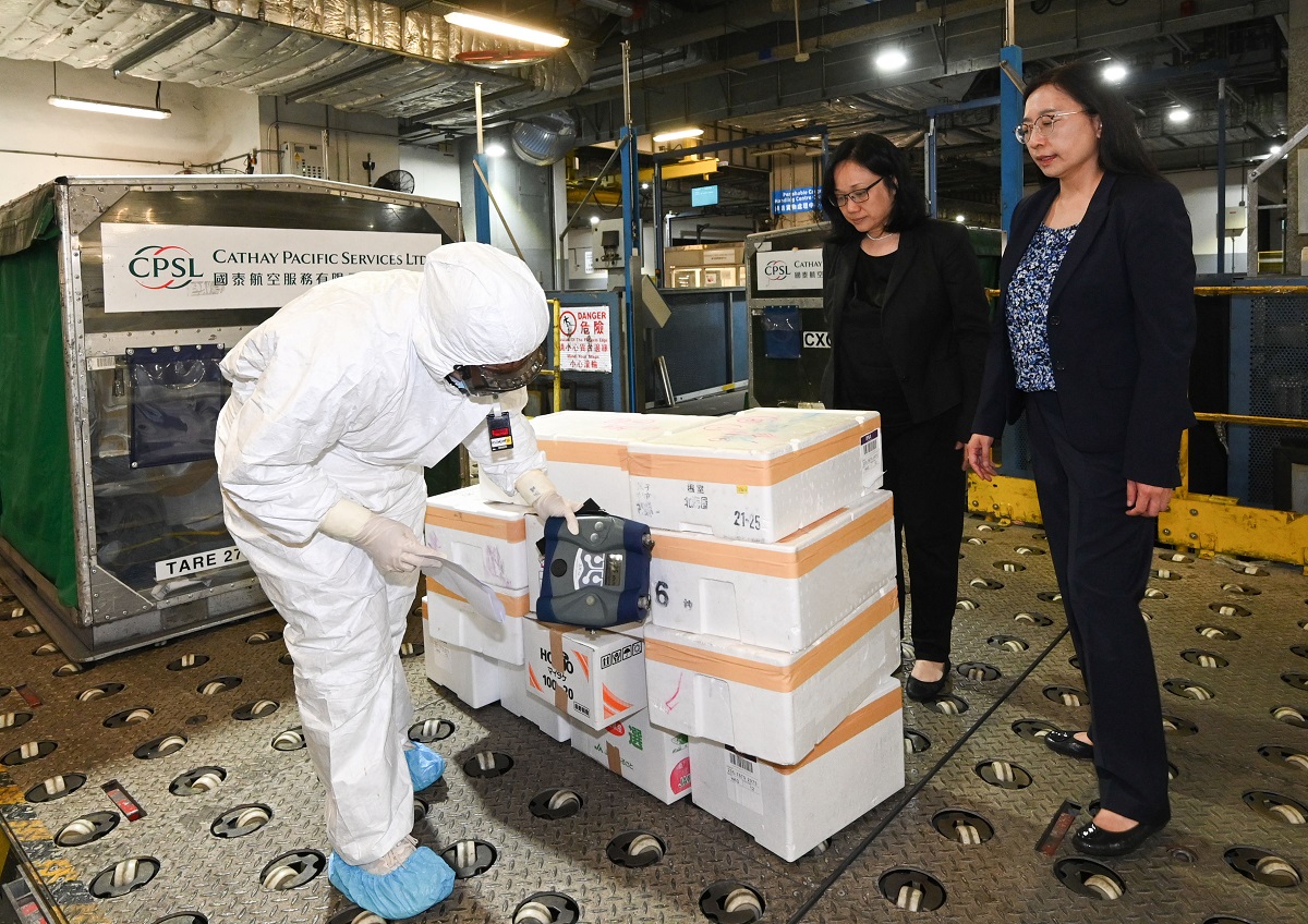 特区政府自八月二十四日起禁止源自日本十个都/县的水产品进口本港,食物环境卫生署(食环署)辖下食物安全中心(食安中心)亦于进口层面做好把关工作,加强对日本进口食品的检测。食环署署长杨碧筠(右一)今日(八月二十八日)在食物安全专员黄宏医生(右二)的陪同下,分别到机场货运站及食安中心机场食物检验办事处视察日本进口水产食品的清关及检测程序。