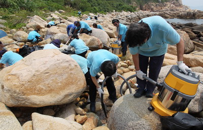Staff of the Food and Environmental Hygiene Department (FEHD) clear plastic pellets at Shek Pai Wan on Lamma Island with vacuum cleaners today (August 9). Staff of the Food and Environmental Hygiene Department (FEHD) clear plastic pellets at Shek Pai Wan on Lamma Island with vacuum cleaners today (August 9).