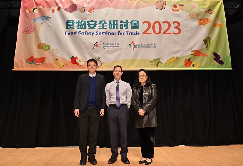 Photo shows (from left) Dr CHEUNG Yung Yan, Terence, Consultant (Community Medicine) (Risk Assessment & Communication), Dr Scott CRERAR, Food Safety Specialist, member of the Expert Committee on Food Safety and Dr WONG Wang, Christine, Controller, Centre for Food Safety, in the seminar