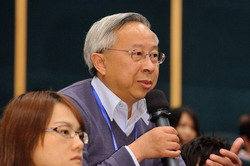 A participant raising his question