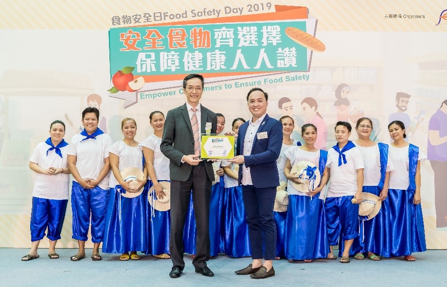 Dr. YEUNG Tze-kiu, the Consultant of CFS, delivered a certificate of appreciation to Dr. Michael M. MANIO, the Programme Director of EmpowerU, and folk dance performers.