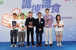 食物环境卫生署署长梁卓文先生(左图右三)及香港摄影学会会长任适先生(右图左三)颁发奖项予「安心美食•美食天堂」摄影比赛的得奖者。