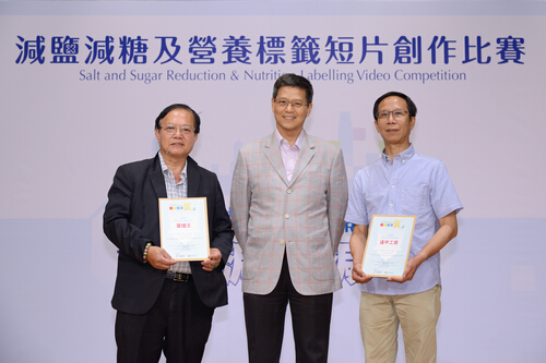 The Consultant (Community Medicine) (Risk Assessment and Communication) of the CFS, Dr Ho Yuk-yin presented the certificate of participation to participants of the "Reduce Salt, Sugar, Oil. We Do!" programme.