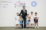 Photo 10： Dr Samuel Yeung Tze-kiu, Consultant, Centre for Food Safety, presented awards to winners of Junior Primary Category of the Poster Design Competition. 