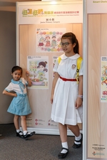 Photo 17：Students pictured with their entries