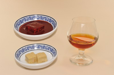 图一 氨基甲酸乙酯因酒精（即乙醇）与尿素发生化学作用而形成，酒精与尿素会在黄豆、葡萄及麦芽等食物的发酵过程中产生。