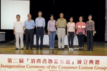 食物安全專員陳漢儀醫生頒發證書予成員