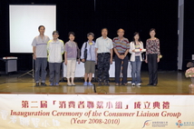 食物安全專員陳漢儀醫生頒發證書予成員