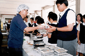 必須將食物放在蓋密的餐盒內