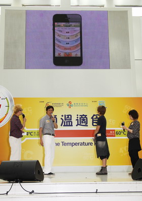 署理食物安全專員何玉賢醫生介紹如何利用食物安全「誠」諾手機應用程式 (FS Charter），隨時隨地搜尋承諾人的店舖資訊