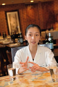 香港金域假日酒店衞生經理林君婷小姐和物料部經理陳展濤先生認為酒店在引入 HACCP 的過程中，內部建立了一個食品安全的文化，全面減低了食物安全的風險。